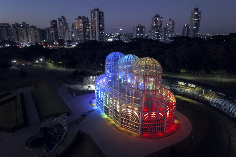 Estufa do Jardim Botânico iluminada com as cores da Diversidade.
Curitiba, 26/06/2023.
Foto: José Fernando Ogura/SMCS.