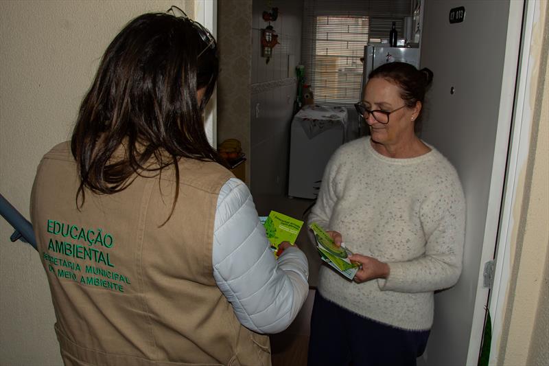 Sensibilização ambiental no Condomínio Residencial Parque Iguaçu II. Na imagem, Lindamir Albini. Curitiba, 05/09/2022.
Foto: Levy Ferreira/SMCS
