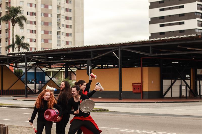 Espetáculo de rua Fervo! estreia com apresentações gratuitas nas regionais de Curitiba.
Foto: Caroline Pellegrini