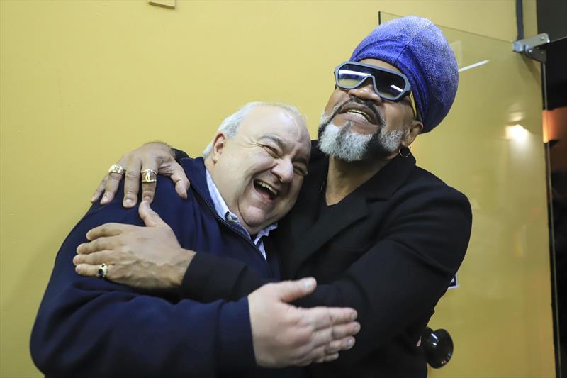 Espetáculo "Leve", da 40a. Oficina de Música de Curitiba, no Memorial de Curitiba. Na imagem, o Prefeito e o cantor Carlinhos Brown.
Curitiba, 04/07/2023.
Foto: José Fernando Ogura/SMCS.