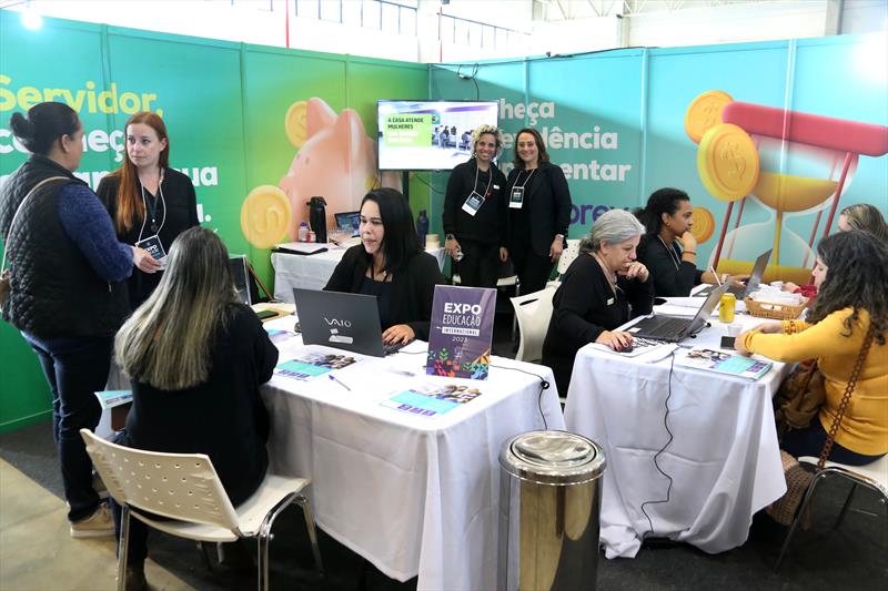 Servidores da Prefeitura de Curitiba fazem simulação de aposentadoria durante a Expo Educação. Foto: Luiz Costa/SMCS