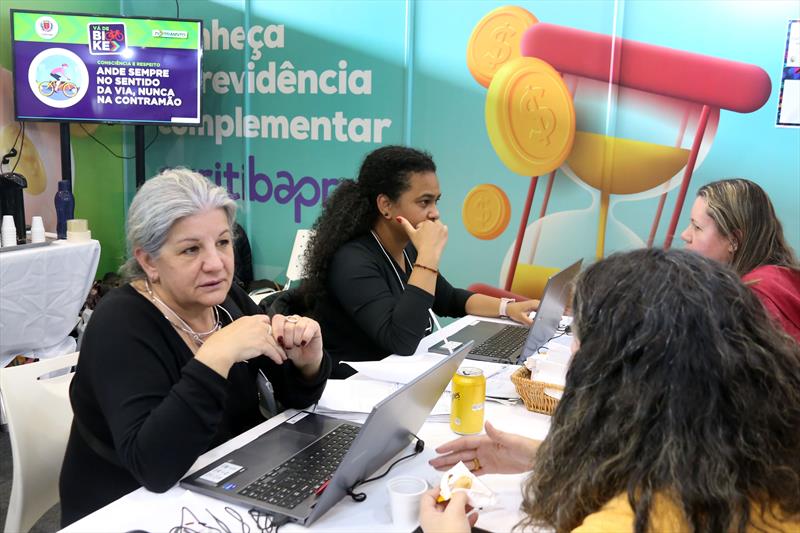 Servidores da Prefeitura de Curitiba fazem simulação de aposentadoria durante a Expo Educação. Foto: Luiz Costa/SMCS