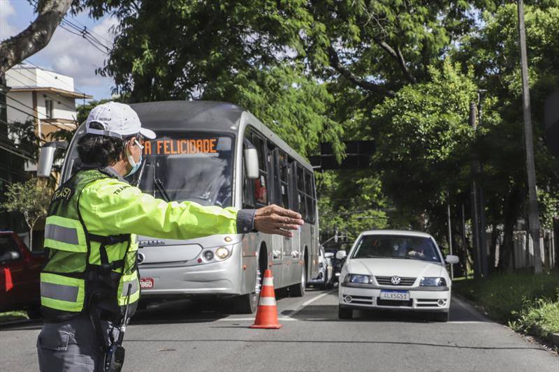 Baderneiros transformam rua em pista de corrida em bairro de Curitiba - RIC  Mais