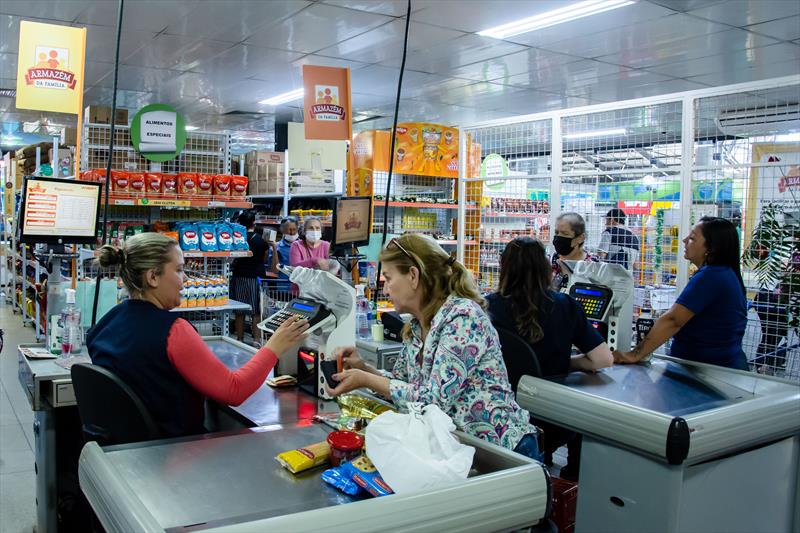 Semana da Economia tem arroz, macarrão e frango nós Armazéns da Família..
Foto: Levy Ferreira/SMCS  