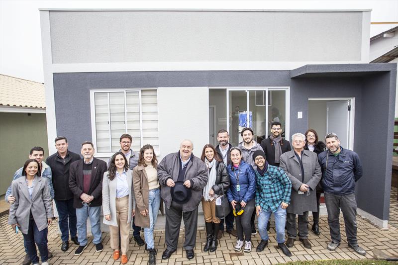 O Prefeito Rafael Greca, acompanhado do Secretário da SGM, Luiz Fernando de Souza Jamur, e do Presidente da COHAB, José Lupion Neto, visita a empresa de Construção Industrializada Tecverde em Araucária. Araucária 18/07/2023. Foto: Ricardo Marajó/SMCS