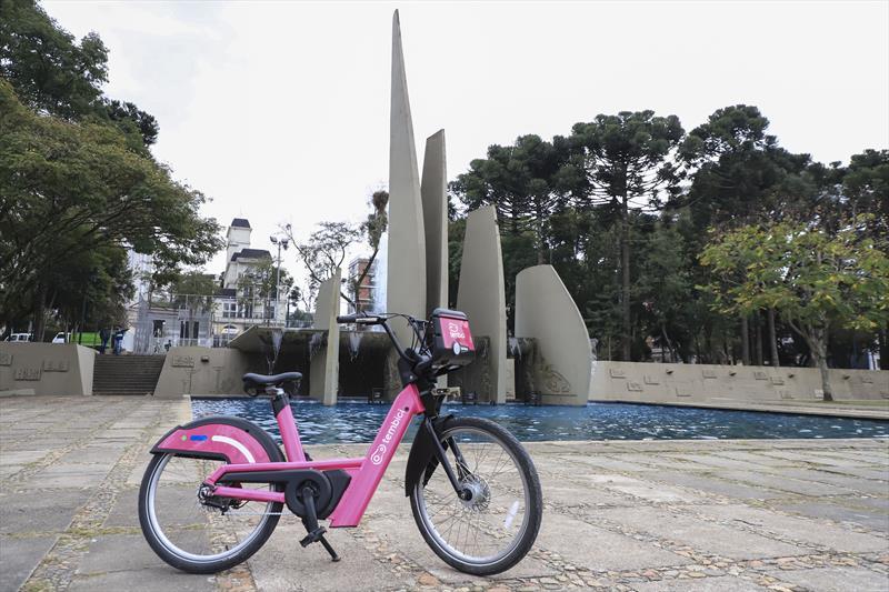Fim de semana de sol é convite usar as bikes compartilhadas de Curitiba para passear. Curitiba, 17/07/2023. Foto: José Fernando Ogura/SMCS