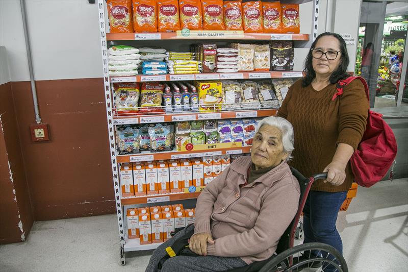 Alcionita Colombo com a mãe Nahyr Leiria Colombo, compram produtos especiais no Armazém da Família Capão Raso. Curitiba, 21/07/2023. Foto: Pedro Ribas/SMCS