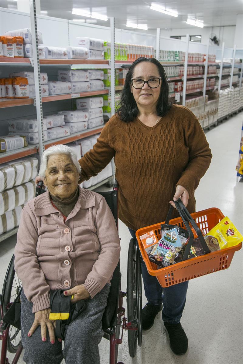 Alcionita Colombo com a mãe Nahyr Leiria Colombo, compram produtos especiais no Armazém da Família Capão Raso. Curitiba, 21/07/2023. Foto: Pedro Ribas/SMCS