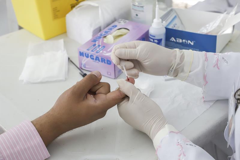 Testes rápidos e orientações marcam o Dia Mundial das Hepatites Virais em Curitiba. Foto: Hully Paiva/SMCS