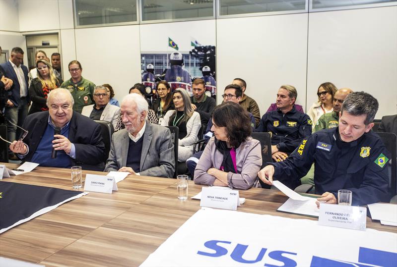 O prefeito Rafael Greca se reuniu com a ministra da Saúde, Nísia Trindade, e o superintendente da Polícia Rodoviária Federal (PRF) no Paraná, Fernando César Oliveira, e demais autoridades, para o lançamento da retomada do serviço aeromédico da PRF no Paraná. 
Curitiba, 25/07/2023.
Foto: Ricardo Marajo/SMCS