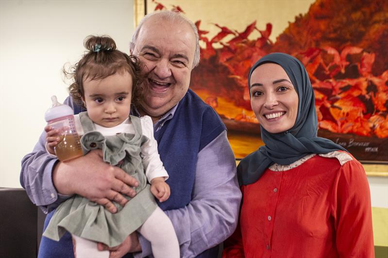 O prefeito Rafael Greca, recebe no Palácio 19 de Março, membros da comunidade curitibana e visitantes. Na imagem: Raed Aldaqqa, acompanhado pela filha Noor Aldaqqa, Valcir Manoel Vieira, Helena Geier Vieira, Lívia Izolina Geier Vieira e Francisca Geier.. Curitiba,25/07/2023. Foto: Ricardo Marajó/SMCS