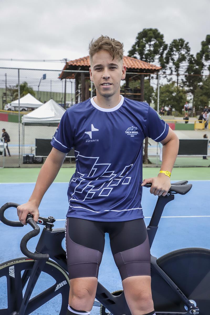 Curitiba é palco de um importante evento esportivo internacional: a Taça Brasil de Ciclismo de Pista, que ocorre no Centro de Esporte e Lazer Velódromo, no Jardim Botânico. Na imagem, O ciclista curitibano Ricardo Pereira. Curitiba, 27/07/2023. Foto: Hully Paiva/SMCS