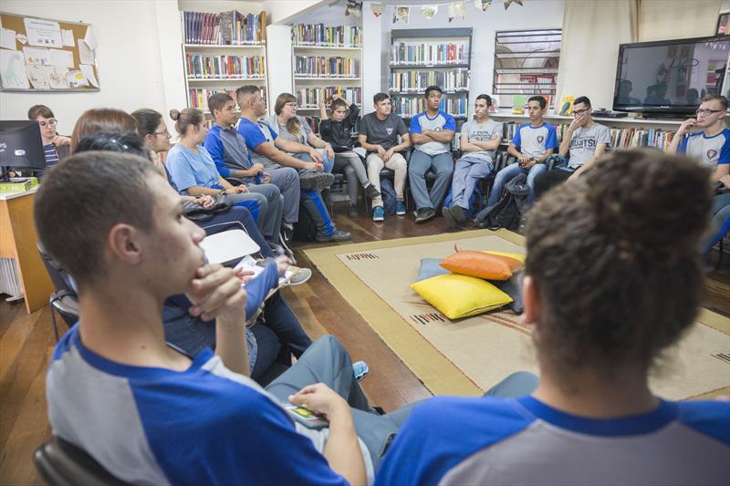 Clube do Vestibulando nas Casas da Leitura. Estudantes debatem obras literárias exigidas no vestibular da UFPR.
Foto: Valdecir Galor/SMCS (arquivo)