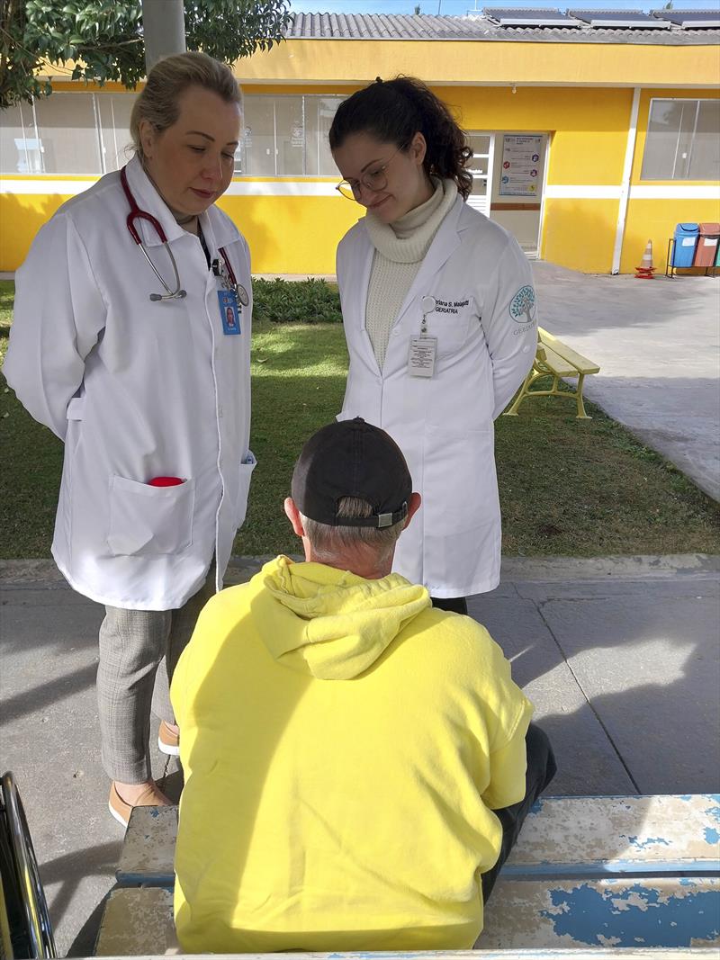 A residente Mariana Sanchez acompanha a médica Cláudia Ranzi no complexo Pequeno Cotolengo.
Foto: Dary Jr./ Feas