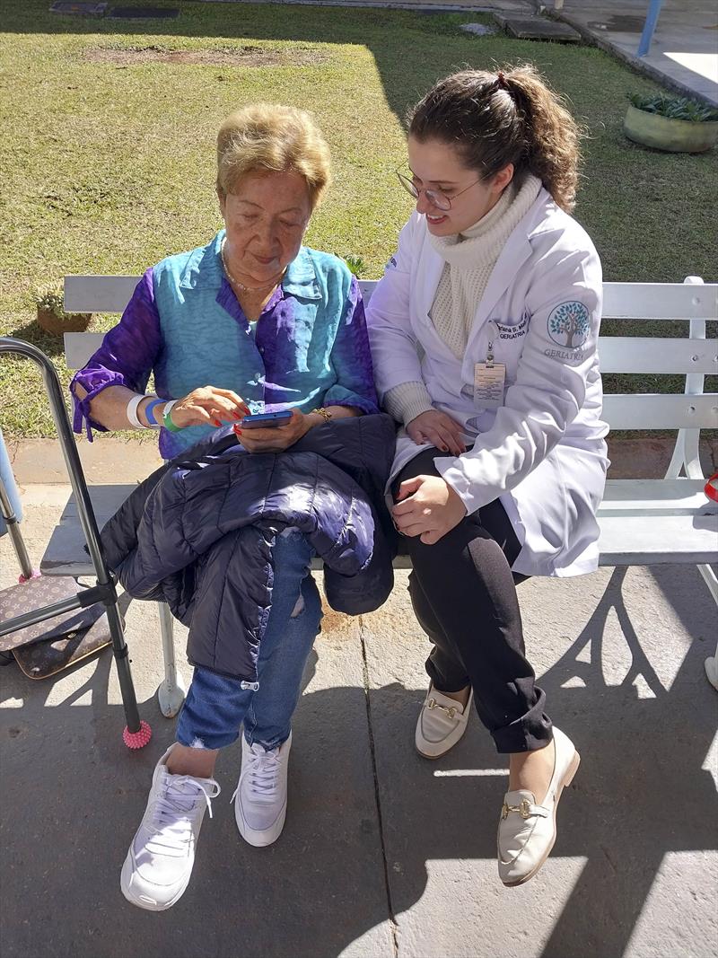 A paciente Ivani Borba conversa com a residente Mariana Sanchez.
Foto: Dary Jr./ Feas
