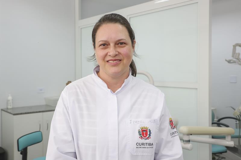 Entrega da clínica de Odontologia da Unidade de Saúde Aurora, no Novo Mundo. Na imagem, Izabel Varela dos Santos, auxiliar de saúde bucal. Curitiba, 01/08/2023. Foto: Hully Paiva/SMCS