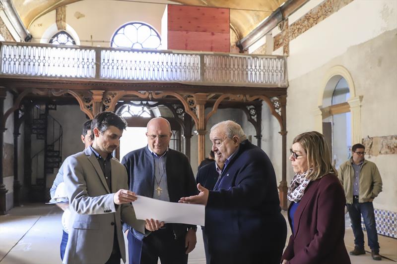 Prefeito Rafael Greca, acompanhado da Presidente da FCC, Ana de Castro e do Arcebispo Metropolitano de Curitiba, Dom José Antonio Peruzzo, vistoria andamento das obras de restauração da Igreja da Ordem Terceira de São Francisco das Chagas, no Largo da Ordem.
Curitiba, 03/08/2023.
Foto: José Fernando Ogura/SMCS.