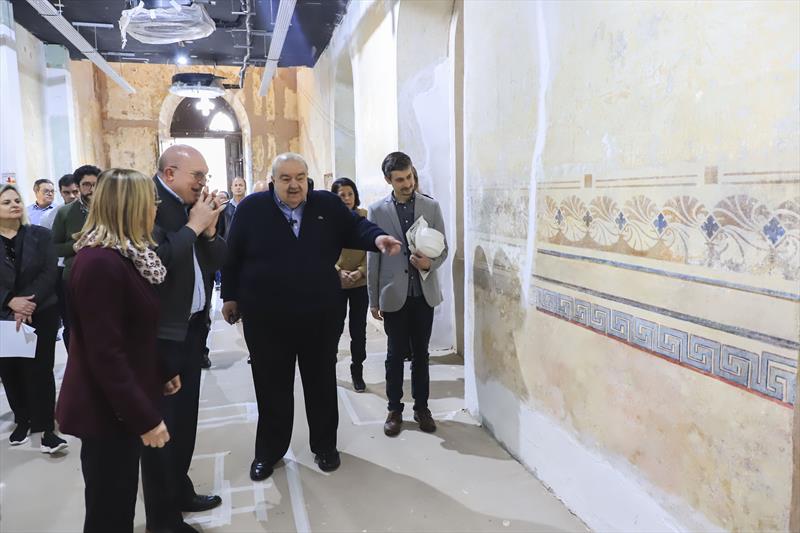 Prefeito Rafael Greca, acompanhado da Presidente da FCC, Ana de Castro e do Arcebispo Metropolitano de Curitiba, Dom José Antonio Peruzzo, vistoria andamento das obras de restauração da Igreja da Ordem Terceira de São Francisco das Chagas, no Largo da Ordem.
Curitiba, 03/08/2023.
Foto: José Fernando Ogura/SMCS.