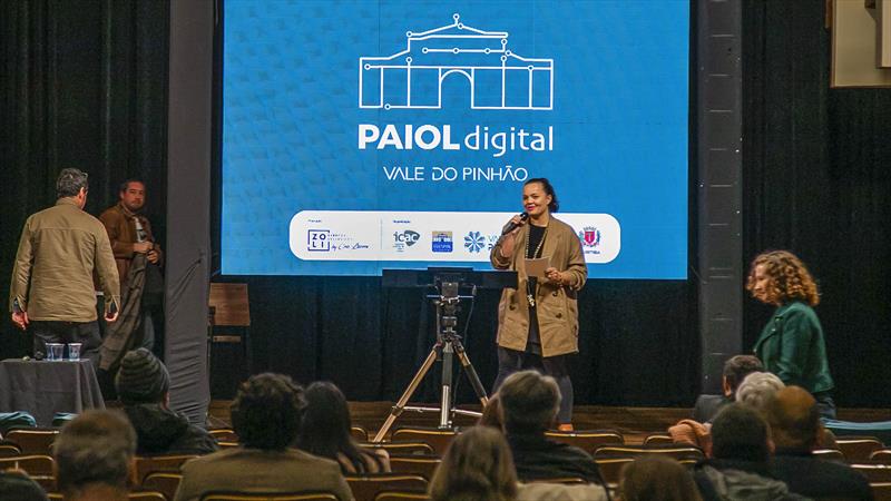 A palestrante é a fundadora do Grupo Batom e do Instituto Batom, Larissa Hack, finalista da edição 2021 do Prêmio Empreendedora Curitibana. Foto: Daniel Castellano / SMCS