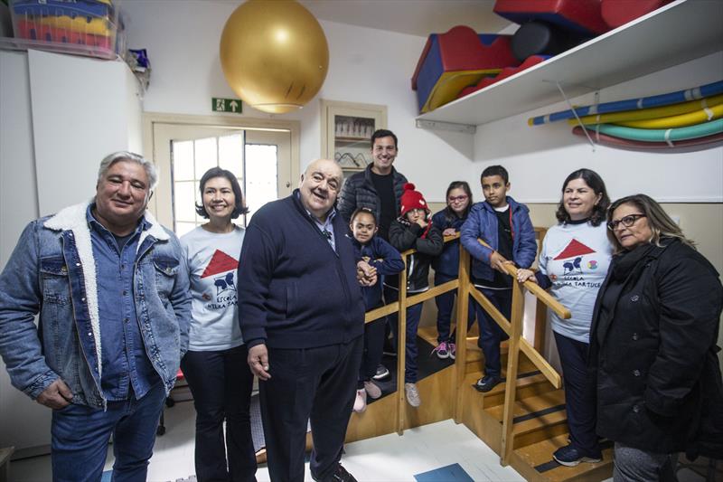 
Prefeito Rafael Greca junto com a diretora do Departamento dos Direitos da Pessoa com Deficiência, Denise Moraes, o vereador Pier Petruzziello e o presidente do Cocec, Dirceu Vaz,  visita a Escola Nilza Tartuce , especializada em Educação Infantil e Ensino Fundamental na Modalidade de Educação Especial, no Alto da Glória. Curitiba, 11/08/2023. Foto: Ricardo Marajó/SMCS