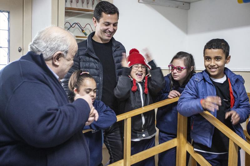 
Prefeito Rafael Greca junto com  o vereador Pier Petruzziello, visita a Escola Nilza Tartuce , especializada em Educação Infantil e Ensino Fundamental na Modalidade de Educação Especial, no Alto da Glória. Curitiba, 11/08/2023. Foto: Ricardo Marajó/SMCS