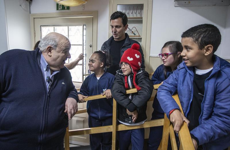 
Prefeito Rafael Greca junto com  o vereador Pier Petruzziello  visita a Escola Nilza Tartuce especializada em Educação Infantil e Ensino Fundamental na Modalidade de Educação Especial,  no Alto da Glória. Curitiba, 11/08/2023. Foto: Ricardo Marajó/SMCS