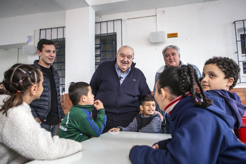 
Prefeito Rafael Greca junto com  o vereador Pier Petruzziello  visita a Escola Nilza Tartuce especializada em Educação Infantil e Ensino Fundamental na Modalidade de Educação Especial,  no Alto da Glória. Curitiba, 11/08/2023. Foto: Ricardo Marajó/SMCS