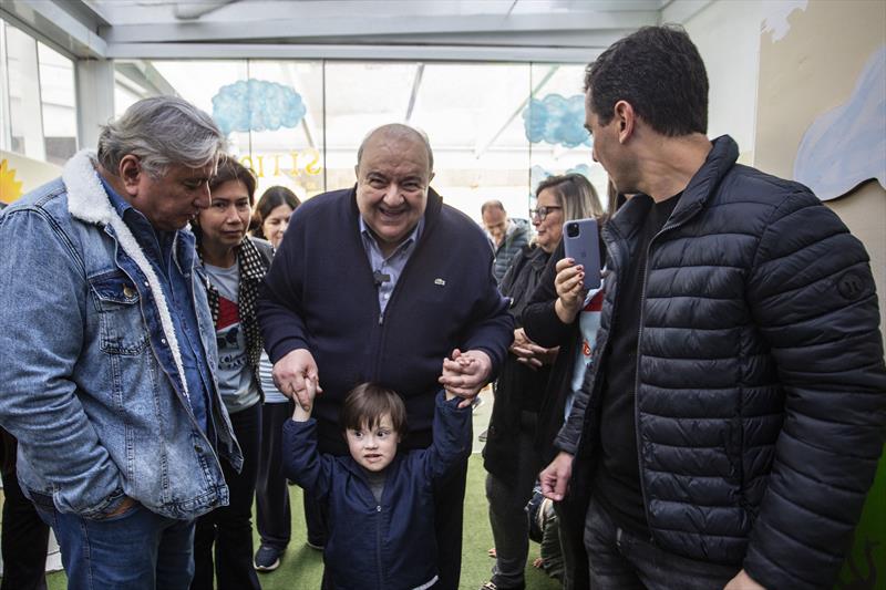 
Prefeito Rafael Greca junto com  o vereador Pier Petruzziello, visita a Escola Nilza Tartuce , especializada em Educação Infantil e Ensino Fundamental na Modalidade de Educação Especial, no Alto da Glória. Curitiba, 11/08/2023. Foto: Ricardo Marajó/SMCS