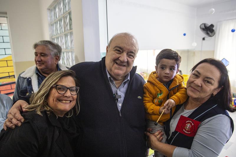 
Prefeito Rafael Greca, visita a Escola Nilza Tartuce , especializada em Educação Infantil e Ensino Fundamental na Modalidade de Educação Especial, no Alto da Glória. Curitiba, 11/08/2023. Foto: Ricardo Marajó/SMCS