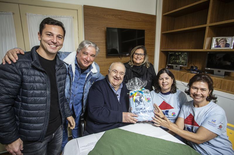 
Prefeito Rafael Greca junto com a diretora do Departamento dos Direitos da Pessoa com Deficiência, Denise Moraes, o vereador Pier Petruzziello e o presidente do Cocec, Dirceu Vaz,  visita a Escola Nilza Tartuce , especializada em Educação Infantil e Ensino Fundamental na Modalidade de Educação Especial, no Alto da Glória. Curitiba, 11/08/2023. Foto: Ricardo Marajó/SMCS
