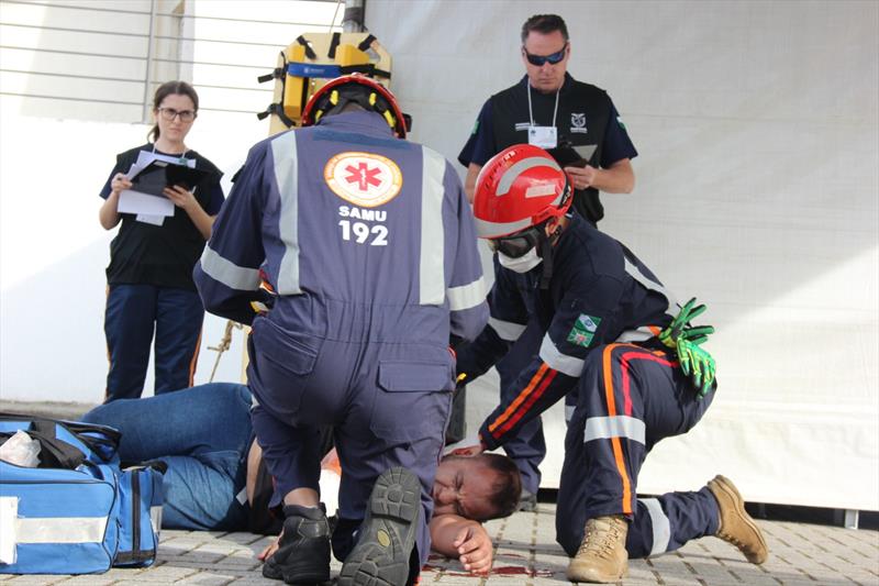 Nas situações de urgência e emergência em que o paciente não consegue se deslocar a uma UPA devido a sua condição clínica, o Samu ou o Siate devem ser acionados.
Foto: Anya Colman/Feas.