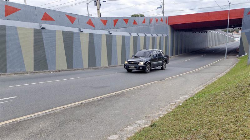 Serviços de manutenção e pintura, com aplicação de resina anti-pichação na trincheira da Rua Guabirotuba, sob a Av. Comendador Franco, no Prado Velho.
Foto: Divulgação