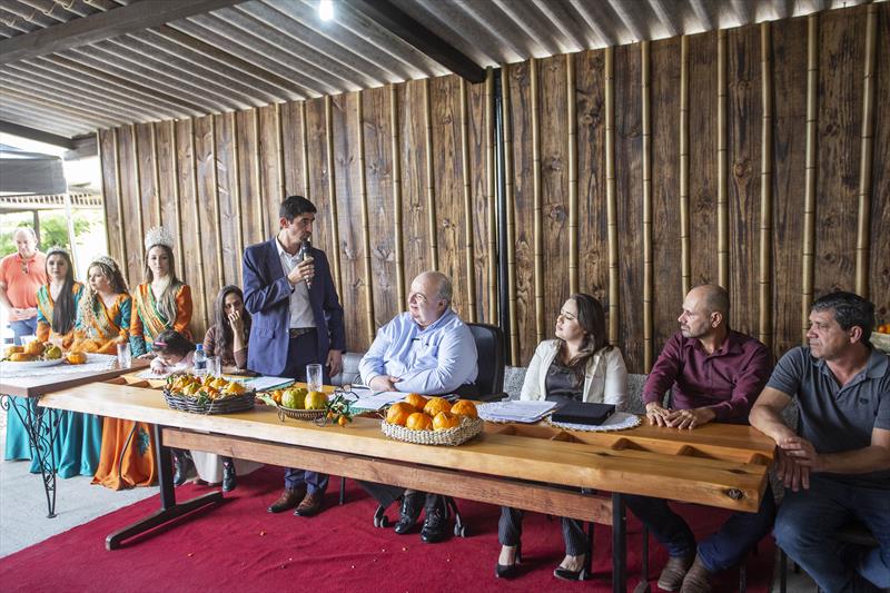 O Prefeito Rafael Greca recebe, do Prefeito de Cerro Azul, Patrik Magari, acompanhado da primeira-dama Cinthia Patrícia Magari e de vereadores do município, o título de cidadania honorária de Cerro Azul em 16/08/2023. Foto: Ricardo Marajó/SMCS