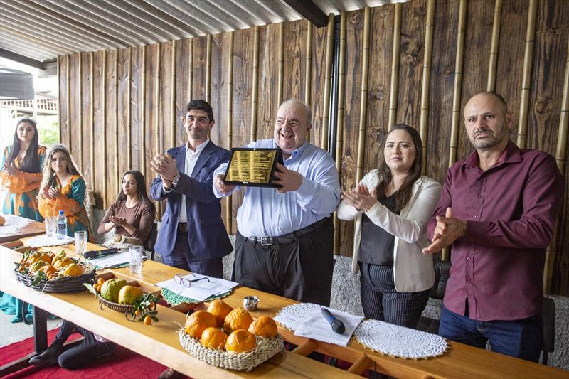 O Prefeito Rafael Greca recebe, do Prefeito de Cerro Azul, Patrik Magari, acompanhado da primeira-dama Cinthia Patrícia Magari e de vereadores do município, o título de cidadania honorária de Cerro Azul em 16/08/2023. Foto: Ricardo Marajó/SMCS