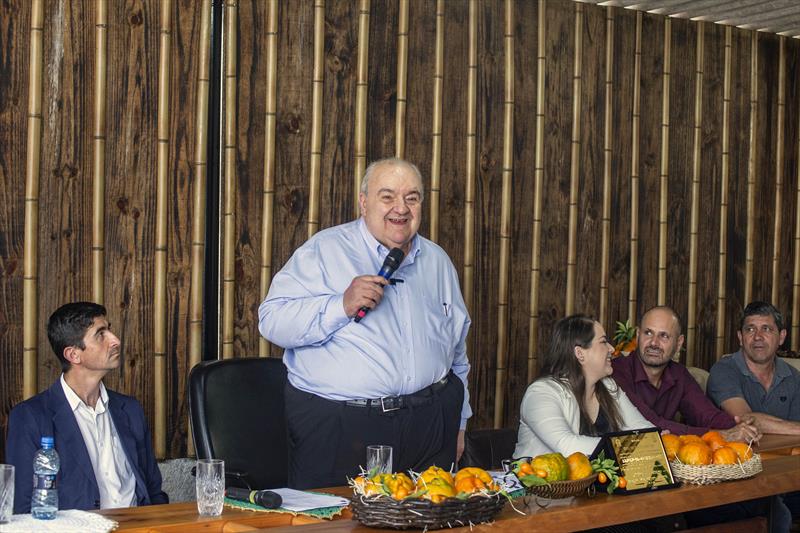 O Prefeito Rafael Greca recebe, do Prefeito de Cerro Azul, Patrik Magari, acompanhado da primeira-dama Cinthia Patrícia Magari e de vereadores do município, o título de cidadania honorária de Cerro Azul em 16/08/2023. Foto: Ricardo Marajó/SMCS
