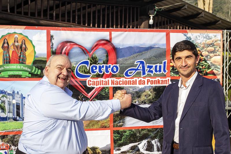 O Prefeito Rafael Greca, acompanhado do prefeito de Cerro Azul, Patrik Magari,  na cidade de Cerro Azul em 16/08/2023. Foto: Ricardo Marajó/SMCS