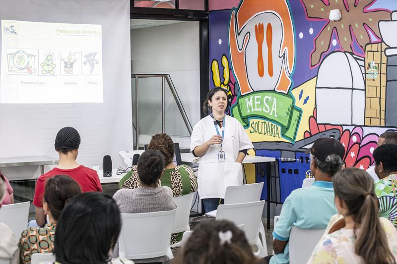 Primeira aula do curso de Boas Práticas em Serviço de Manipulação de Alimentos na Escola de Segurança Alimentar Patrícia Casillo. Curitiba, 17/08/2023. Foto: Ricardo Marajó/SMCS
