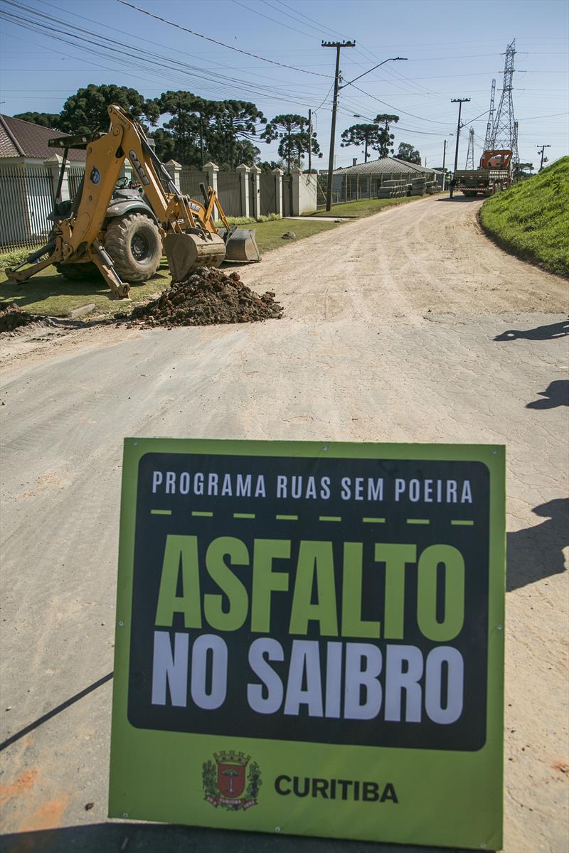 Sétima etapa do Programa Asfalto no Saibro, na Rua Manoel Miguel Alves Filho, no Umbará. Curitiba, 18/08/2023. Foto: Pedro Ribas/SMCS