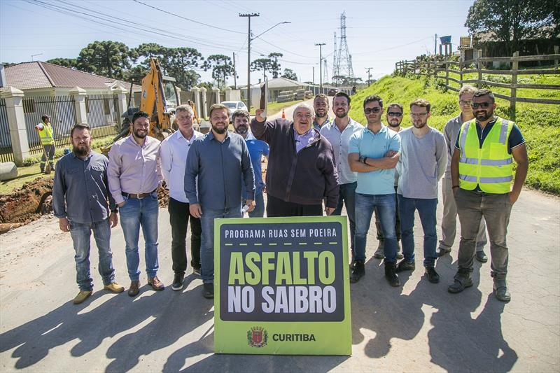 Prefeito Rafael Greca com o secretário de Obras, Rodrigo Rodrigues, os vereadores Mauro Bobato e Beto Moraes, e o administrador da Regional Bairro Novo, Fernando Wernek Bonfim, lança a sétima etapa do Programa Asfalto no Saibro, na Rua Manoel Miguel Alves Filho, no Umbará. Curitiba, 18/08/2023. Foto: Pedro Ribas/SMCS