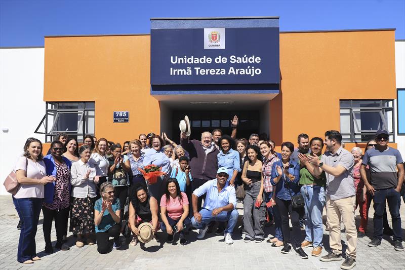 Prefeito Rafael Greca, acompanhado da Secretária de Saúde, Beatriz Battistella Nadas, da Deputada Márcia Huçulak, da Presidente da FAS, Maria Alice Erthal e Vereadores, entrega a reforma da Unidade de Saúde Irmã Tereza Araújo, no Boqueirão.
Curitiba, 18/08/2023.
Foto: José Fernando Ogura/SMCS. 