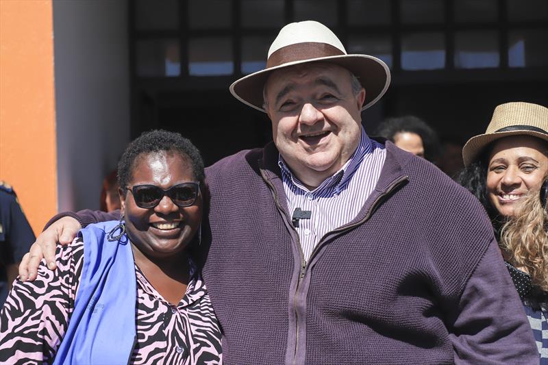 Prefeito Rafael Greca, acompanhado da Secretária de Saúde, Beatriz Battistella Nadas, da Deputada Márcia Huçulak, da Presidente da FAS, Maria Alice Erthal e Vereadores, entrega a reforma da Unidade de Saúde Irmã Tereza Araújo, no Boqueirão.
Curitiba, 18/08/2023.
Foto: José Fernando Ogura/SMCS. 