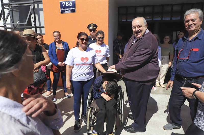 Prefeito Rafael Greca, acompanhado da Secretária de Saúde, Beatriz Battistella Nadas, da Deputada Márcia Huçulak, da Presidente da FAS, Maria Alice Erthal e Vereadores, entrega a reforma da Unidade de Saúde Irmã Tereza Araújo, no Boqueirão.
Curitiba, 18/08/2023.
Foto: José Fernando Ogura/SMCS. 
