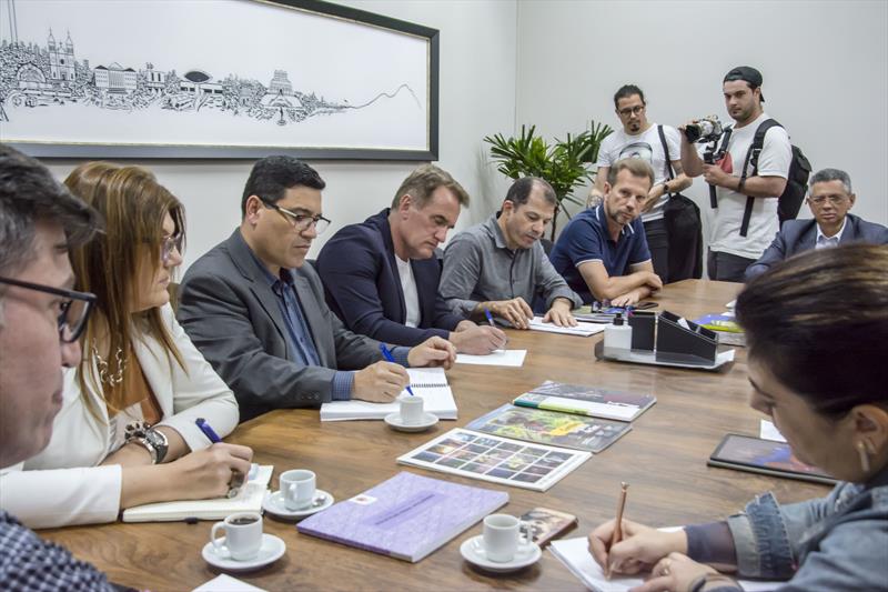 Os Secretários, Luiz Fernando de Souza Jamur (SGM), Maria Sílvia Bacila (SME) reúnem-se com vereadores Tico Kuzma; Mauro Ignácio; e Serginho do Posto, com representantes do Sismmac.
Curitiba, 18/08/2023. 
Foto: Levy Ferreira/SMCS