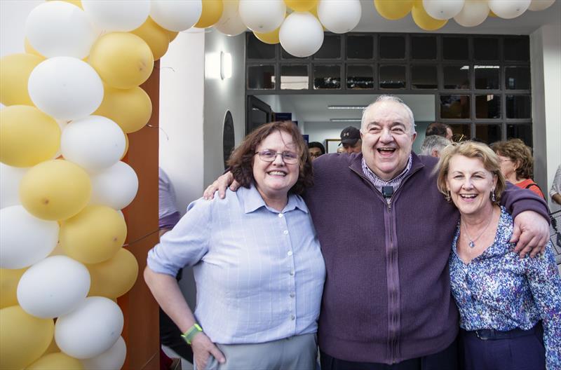 O Prefeito Rafael Greca, acompanhado da Secretária de Saúde Beatriz Battistella, da Deputada Márcia Huçulak e de vereadores, entrega a Unidade de Saúde Campina do Siqueira totalmente revitalizada. Curitiba, 18/08/2023. Foto: Ricardo Marajó/SMCS