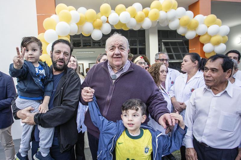 O Prefeito Rafael Greca, acompanhado da Secretária de Saúde Beatriz Battistella, da Deputada Márcia Huçulak e de vereadores, entrega a Unidade de Saúde Campina do Siqueira totalmente revitalizada. Curitiba, 18/08/2023. Foto: Ricardo Marajó/SMCS