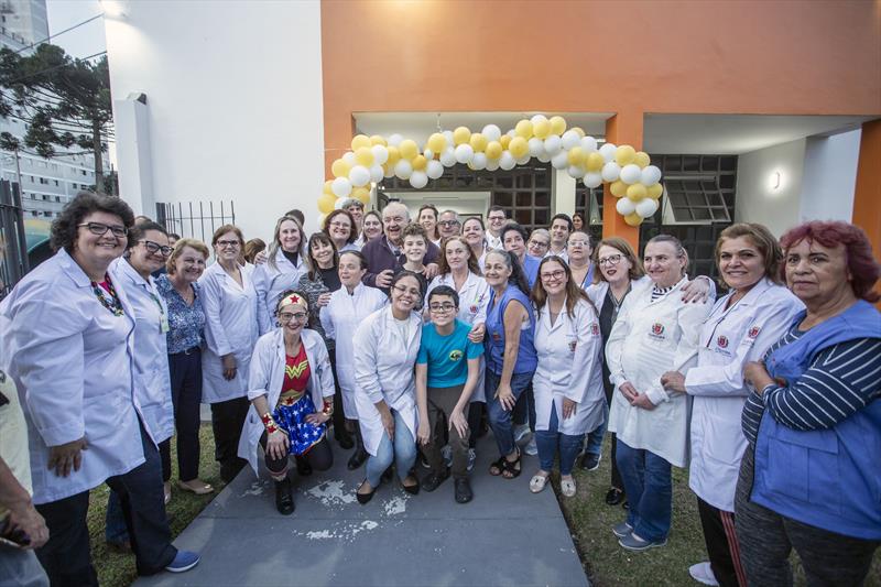 O Prefeito Rafael Greca, acompanhado da Secretária de Saúde Beatriz Battistella, da Deputada Márcia Huçulak e de vereadores, entrega a Unidade de Saúde Campina do Siqueira totalmente revitalizada. Curitiba, 18/08/2023. Foto: Ricardo Marajó/SMCS