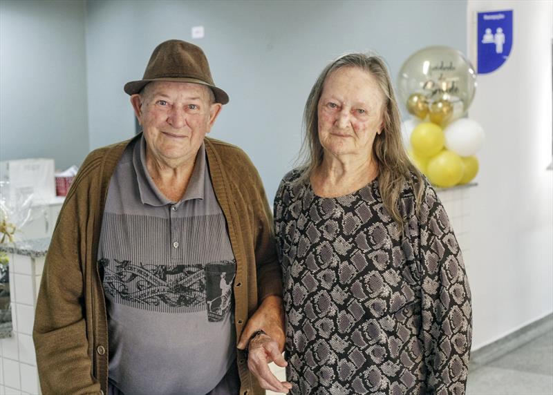 Revitalização da Unidade de Saúde Campina do Siqueira. Na imagem: Os irmãos Osvaldo Antônio Cruzeta, 81 anos e Catarina Regina Antunes, 77 anos. Curitiba, 18/08/2023. Foto: Ricardo Marajó/SMCS