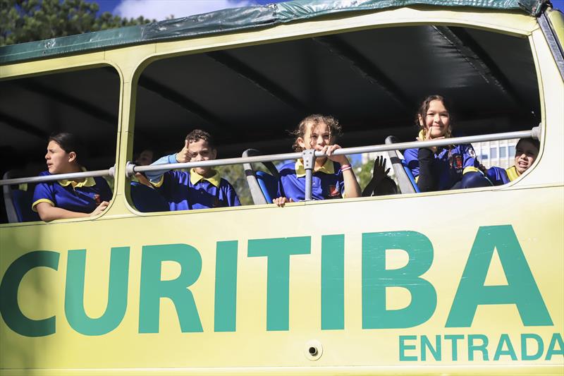 Programa Cidadania Jovem traz estudantes ao Palácio 29 de Março, em passeio com a Linha Turismo.
Curitiba, 21/08/2023.
Foto: José Fernando Ogura/SMCS. 