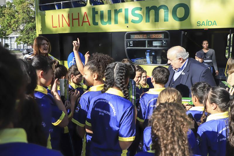 Prefeito Rafael Greca acompanhado do Presidente da URBS, Ogeny Maia Neto e da Secretária de Educação, Maria Silvia Bacila, recebe estudantes do programa Cidadania Jovem, no Palácio 29 de Março.
Curitiba, 21/08/2023.
Foto: José Fernando Ogura/SMCS.