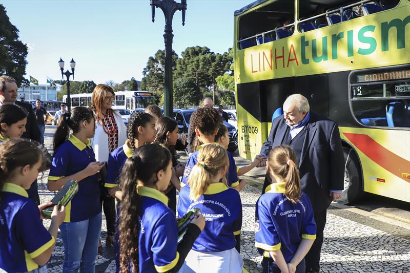 Prefeito Rafael Greca acompanhado do Presidente da URBS, Ogeny Maia Neto e da Secretária de Educação, Maria Silvia Bacila, recebe estudantes do programa Cidadania Jovem, no Palácio 29 de Março.
Curitiba, 21/08/2023.
Foto: José Fernando Ogura/SMCS.